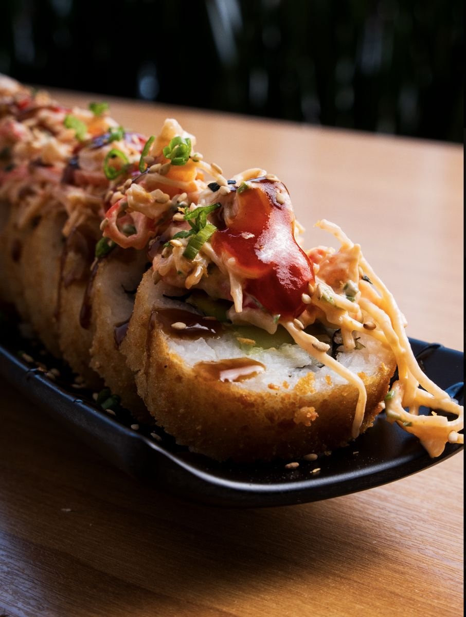 Bay Sushi — rollo empanizado con ensalada de kanikama